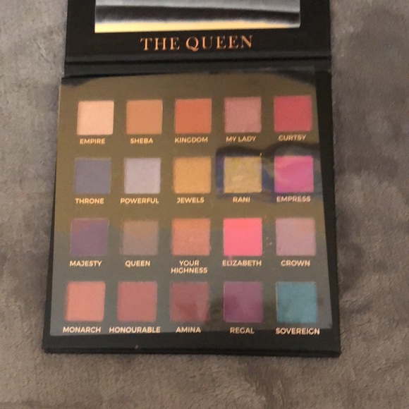 NWT 👁 Eloise The Queen Eyeshadow Palette - Picture 12 of 16